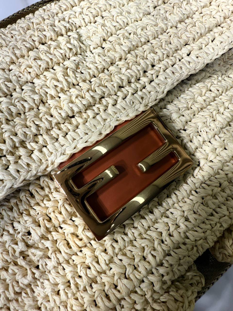 Baguette-Tasche aus Bast und Holz