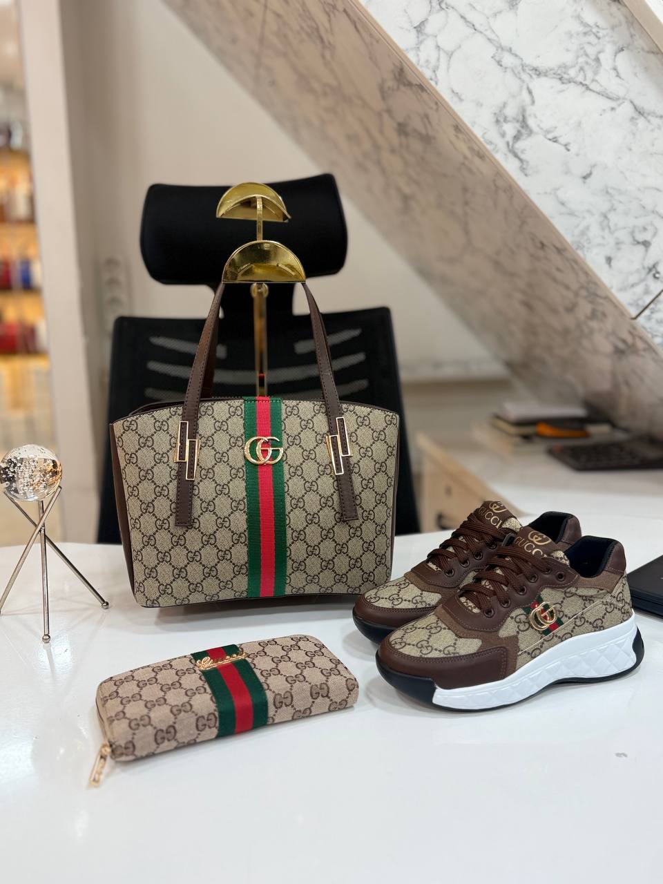 Tasche, Schuhe und Geldbörse
