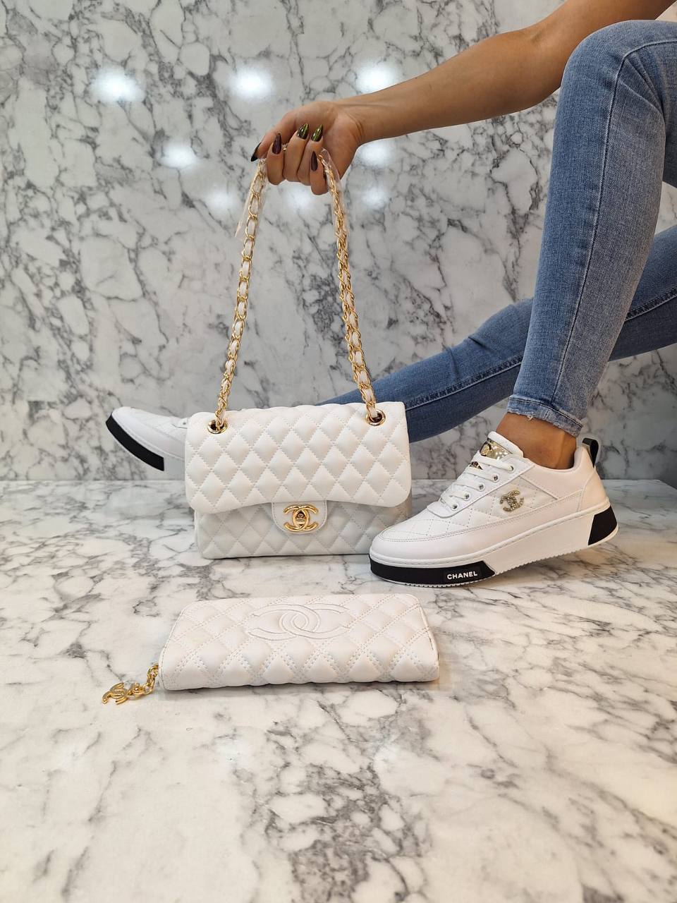 Tasche und Schuhe und Geldbörse