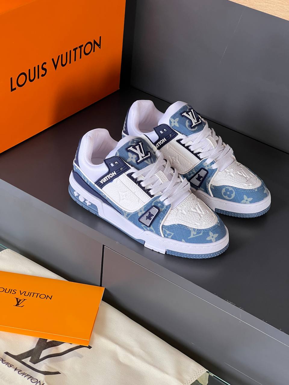 Schuhe der neuen Saison